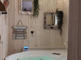 Appart Aix sauna jacuzzi balneo spa privatifs hyper centre historique cour intérieur: Aix en Provence'ta bir otel