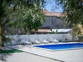 Summer house Nina, отель с бассейном в городе Pavicini