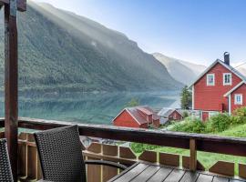 Cabin alongside the beautiful fjærlandsfjord, hotel met parkeren in Fjærland