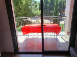 Apartamento Calafat, a 2 minutos a pie de Cala Llobeta, apartment in Calafat