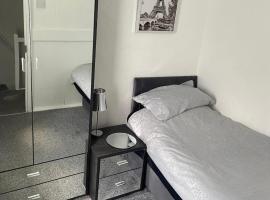Modern Single room for rental in Colchester Town Centre!: Colchester şehrinde bir otel