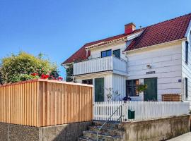 Awesome Apartment In Skrhamn With Kitchen, hotel u gradu Skärhamn