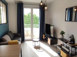 Indy Appart - T2 moderne, calme, propre, parking, balcon vue, apartamento em Saint-Priest