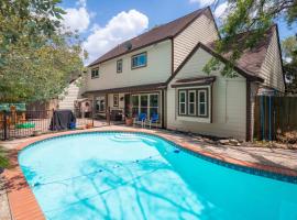 Spacious and quiet 4 bed 3 and a half bath home away from home in Katy Texas โรงแรมในเคที