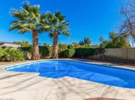 Amazing 3 BR w/Pool, minutes from PHX and Sports，格倫代爾的飯店