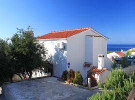 Apartments with parking space Rukavac, Vis - 8897