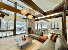 Silver Maple Chalet by Hakuba White Fox Company, villa i Hakuba