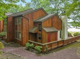 Big Boulder Lake Townhome, hotel en Lake Harmony