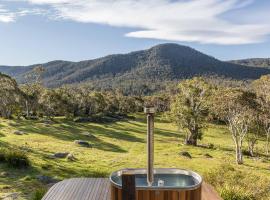 Crafters Luxury Cabins, Spectacular Views, hotel di Crackenback