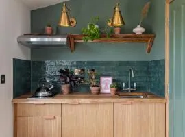 Alba - Charming boutique forest view cabin with hot tub in Ballater