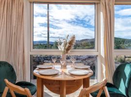 Breathtaking Forest View Cabin with hot tub in Cairngorms, hotel near Balmoral Castle, Ballater