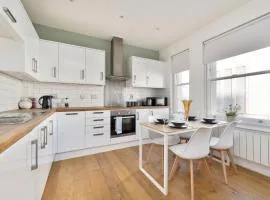 The i360 flat, penthouse, sea view, large private roof terrace, central Brighton 2 bedroom, up to 5-6 guests