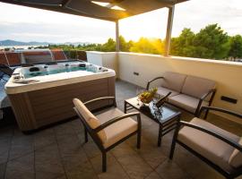 Azzurro apartment - with rooftop jacuzzi, spahotell i Zadar