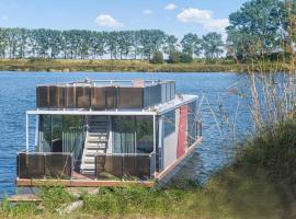 Amazing Ship-boat In Blotnik With Wifi And 2 Bedrooms, barco en Błotnik