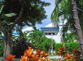 Perfect Island Retreat at Paradise Island Beach Club Villas, parkimisega hotell sihtkohas Creek Village