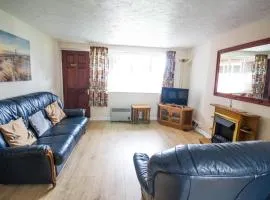 Seaside Holiday Cottage By The Beach In Beautiful Hemsby, Norfolk Ref 99006j
