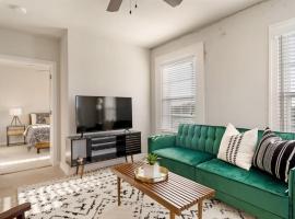 Chic Downtown Waco Apartment, hotel v destinaci Waco