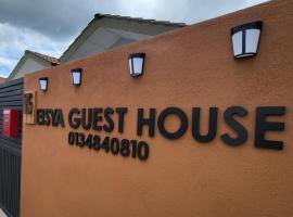 Eisya Guest House With Pool, guest house in Arau
