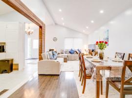 Furnished Family Home near Toronto - Great Location Game Room - Backyard - Parking & Self Checkin, hótel í Pickering