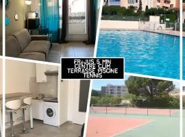 Frejus balcon des arènes studio 5e étage piscine clim tennis