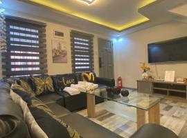 MAJESTIC 2 BR TOWNHOUSE - near AQUA PLANET & CLark Airport - TRP8: Malabañas şehrinde bir otoparklı otel