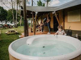 Luxe Glamping lodge met hottub, готель у місті Bladel