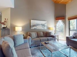 2BR in Ironwood, Fireplace, Common Area Hot Tub, Private Patio, Parking, hotel em Whistler