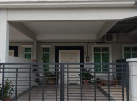 Qmar Melaka Homestay, κατάλυμα με κουζίνα σε Kampong Kerubong