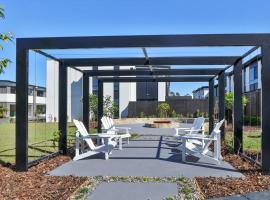 Cheerful 3 Bedroom townhouse with Parking, hotel near Helensvale Train Station, Gold Coast