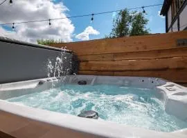 Apple Tree Cottage - Cosy 2 Bed with Deluxe HOT TUB & Log Burner