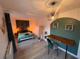 YellowHouse - Teleworking- Wifi - CosyHouseByJanna, hotelli kohteessa Châtellerault