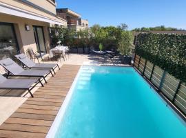 Villa 4 chambres piscine privée à 400m de la plage dans une résidence neuve, hotel in Conca