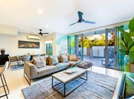 ZEN ARCTIC Luxury 2-Story T/House + Pool & Markets, golfový hotel v destinaci Fannie Bay