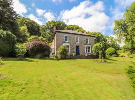 Gweek House, hotel with parking in Helston