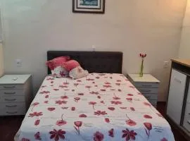 Kitnet casal e apartamento com lareira e vista jardim