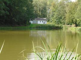 Deux étangs poissonneux au milieu des bois avec gîte moderne, la halte des deux lacs, casa en Rosée