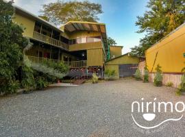 Nirimo Hostel and Studios, casa de praia em Coco