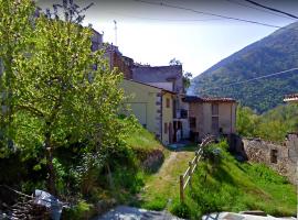 Logement avec parking et terrasse devant la maison, très jolie vue, holiday home in Pettorano sul Gizio
