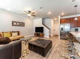 Nest - a cheerful 4 bedroom, 4.5 bath new townhome in Aggieland, hotel en College Station