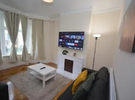 Cheerful 3 Bedroom Home in Greater London