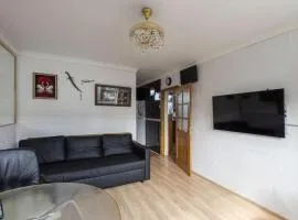 1 Bedroom Flat Close to City with Free Parking Arrangement