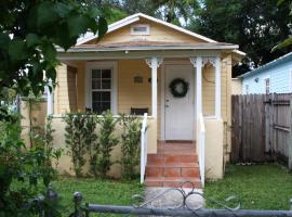 Key West Style Historic Home in Coconut Grove Florida The Yellow House，邁阿密珊瑚城堡附近的飯店