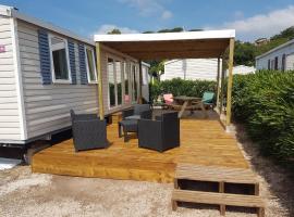 Frejus tout confort, maxi 420 m des piscines, climatisation,plus ventilation toutes les chambres, linge de lit et de toilette , coffre fort, lavé vaisselle machine à laver grande terrasse couverte velos et wifi possible, glamping site in Fréjus