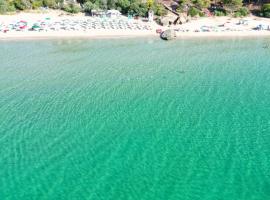 Deliziosa villetta sul mare appena ristrutturata, hotel con piscina en Pula