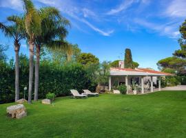 Luxury villa next to the beach with huge garden, casă de vacanță din Rosa Marina