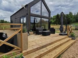 Domek Mazurski całoroczny nad jeziorem z sauną i Jacuzzi SPA, готель у місті Пасим