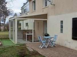 Entre Puy-de-Dôme et Corrèze Appartement pour 4 personnes avec terrasse et jardin, hotel with parking in Monestier-Merlines