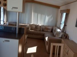 B58 is a 3 bedroom 8 berth caravan close to the beach on Whitehouse Leisure Park Towyn near Rhyl with private parking space This is a pet free caravan, ваканционно селище в Абергели