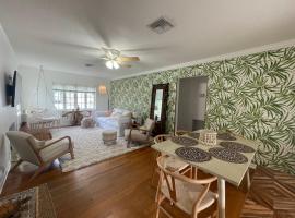 Hot tub, tiki bar, outdoor shower, near Intercoastal Waterway!, vila di West Palm Beach