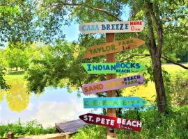 CasaBreeze Cozy Creek House/IRB&Clearwater Beach!: Largo şehrinde bir otoparklı otel